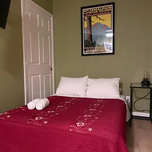 Private In Angeles With Ac, Wifi, Smart Tv, Work Desk Near Sofi Stadium Habitación en casa particular